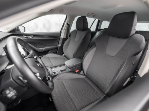 Skoda Octavia Combi 1.4 TSI iV PHEV Sport 218Pk Automaat (VIRTUAL COCKPIT, APPLE CARPLAY, GROOT NAVI, CAMERA, S... ActivLease financial lease