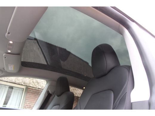 Tesla Model Y Long Range AWD 75 kWh SOh 90.6% LEER NAVI PANO 124000KM!!! ActivLease financial lease