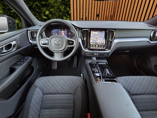 Volvo  V60 2.0 T6 Plug-in hybrid AWD Essential | R-Design | 19" Velgen | Trekhaak | Camera | Stuur/stoelverw... ActivLease financial lease