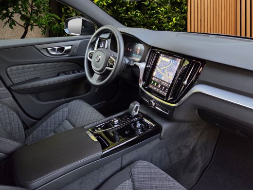 Volvo  V60 2.0 T6 Plug-in hybrid AWD Essential | R-Design | 19" Velgen | Trekhaak | Camera | Stuur/stoelverw... ActivLease financial lease