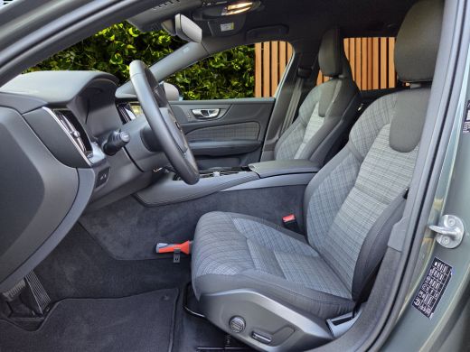 Volvo  V60 2.0 T6 Plug-in hybrid AWD Essential | R-Design | 19" Velgen | Trekhaak | Camera | Stuur/stoelverw... ActivLease financial lease