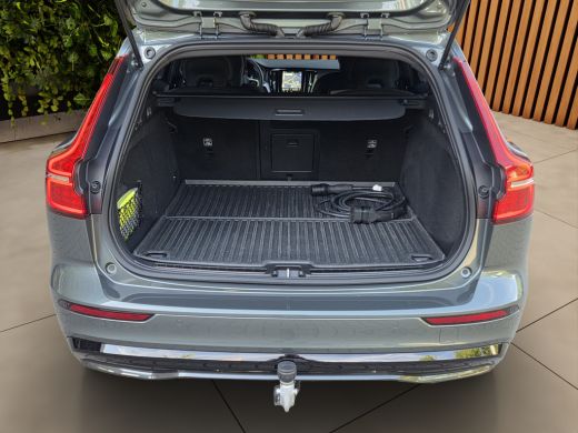 Volvo  V60 2.0 T6 Plug-in hybrid AWD Essential | R-Design | 19" Velgen | Trekhaak | Camera | Stuur/stoelverw... ActivLease financial lease