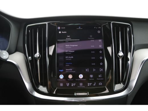 Volvo  V60 T8 Plug-in hybrid AWD Plus Dark | Panoramadak | Trekhaak | Sportstoelen | Head-Up | 360 Camera | ActivLease financial lease