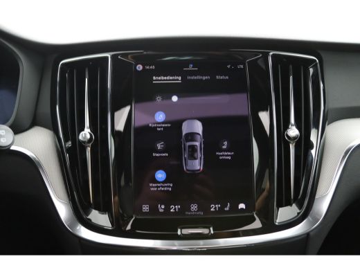 Volvo  V60 T8 Plug-in hybrid AWD Plus Dark | Panoramadak | Trekhaak | Sportstoelen | Head-Up | 360 Camera | ActivLease financial lease