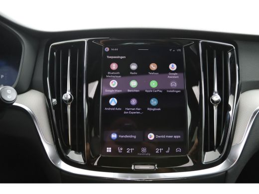 Volvo  V60 T8 Plug-in hybrid AWD Plus Dark | Panoramadak | Trekhaak | Sportstoelen | Head-Up | 360 Camera | ActivLease financial lease