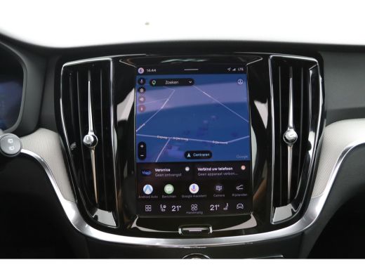 Volvo  V60 T8 Plug-in hybrid AWD Plus Dark | Panoramadak | Trekhaak | Sportstoelen | Head-Up | 360 Camera | ActivLease financial lease