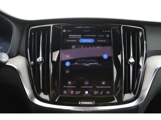 Volvo  V60 T8 Plug-in hybrid AWD Plus Dark | Panoramadak | Trekhaak | Sportstoelen | Head-Up | 360 Camera | ActivLease financial lease