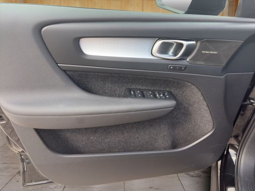 Volvo  XC40 2.0 B4 Plus Black Edition | BLIS | Stoel + Stuur Verwarming | Harman Kardon | 360 Camera | Trekha... ActivLease financial lease