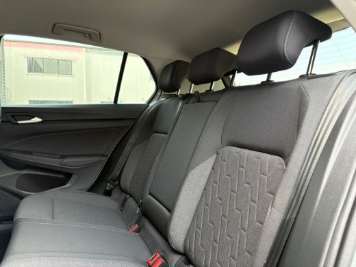 Volkswagen Golf Life Edition eHybrid | 'App-Connect' draadloze smartphone integratie | Achterbank in ongelijke de... ActivLease financial lease