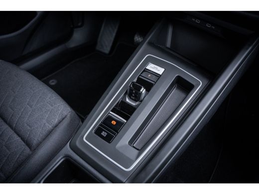 Volkswagen Golf Life Edition eHybrid | 'App-Connect' draadloze smartphone integratie | Achterbank in ongelijke de... ActivLease financial lease