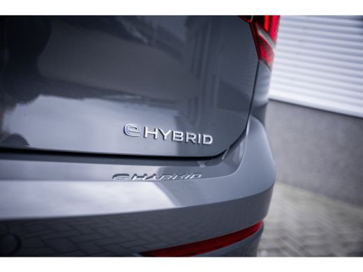 Volkswagen Golf Life Edition eHybrid | 'App-Connect' draadloze smartphone integratie | Achterbank in ongelijke de... ActivLease financial lease