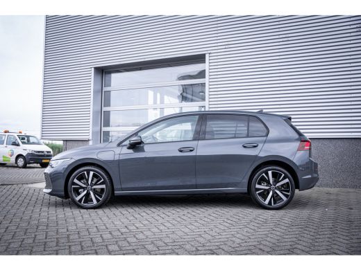 Volkswagen Golf Life Edition eHybrid | 'App-Connect' draadloze smartphone integratie | Achterbank in ongelijke de... ActivLease financial lease