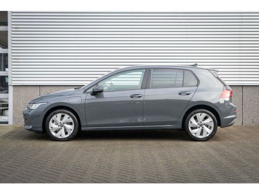 Volkswagen Golf Life Edition eHybrid | 'App-Connect' draadloze smartphone integratie | Achterbank in ongelijke de... ActivLease financial lease