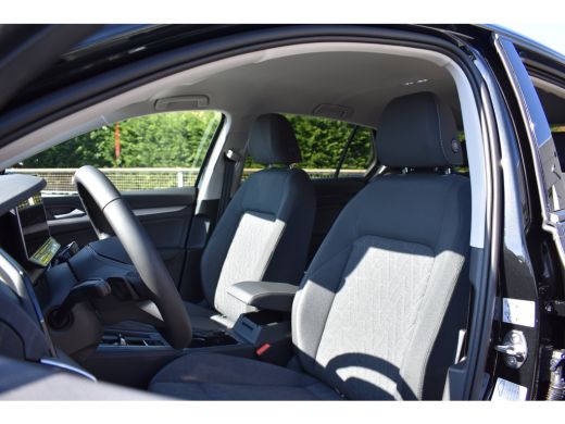 Volkswagen Golf Life Edition eHybrid | 'App-Connect' draadloze smartphone integratie | Achterbank in ongelijke de... ActivLease financial lease