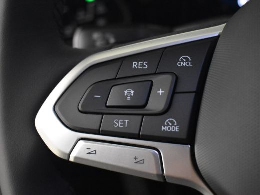 Volkswagen Golf Life Edition eHybrid | 'App-Connect' draadloze smartphone integratie | Achterbank in ongelijke de... ActivLease financial lease