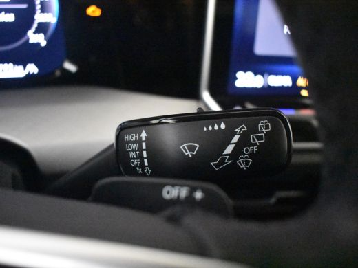Volkswagen Golf Life Edition eHybrid | 'App-Connect' draadloze smartphone integratie | Achterbank in ongelijke de... ActivLease financial lease