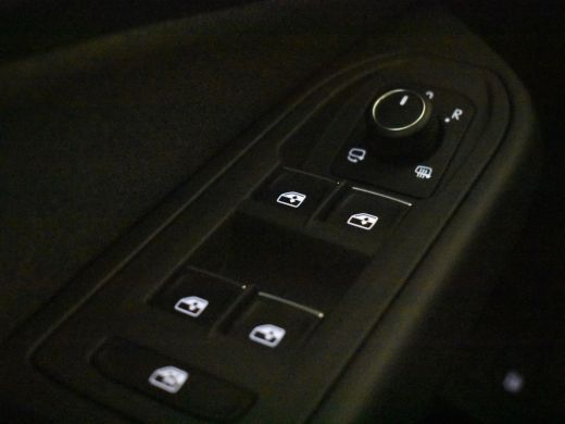 Volkswagen Golf Life Edition eHybrid | 'App-Connect' draadloze smartphone integratie | Achterbank in ongelijke de... ActivLease financial lease