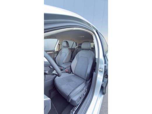 Volkswagen Golf Life Edition eHybrid | 'App-Connect' draadloze smartphone integratie | Achterbank in ongelijke de... ActivLease financial lease