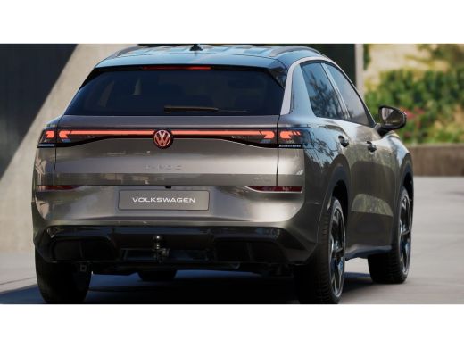 Volkswagen T-Roc R-Line Edition | 'App-Connect' draadloze smartphone integratie | 30,5 cm display met 2D en 3D wee... ActivLease financial lease