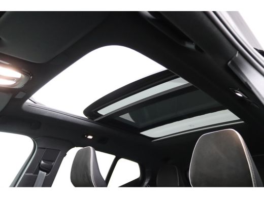 Volvo  XC40 2.0 B4 Plus Dark | Panoramadak | Trekhaak | 19 inch velgen | Elektrisch Verstelbare Stoelen | ActivLease financial lease