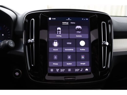 Volvo  XC40 2.0 B4 Plus Dark | Panoramadak | Trekhaak | 19 inch velgen | Elektrisch Verstelbare Stoelen | ActivLease financial lease