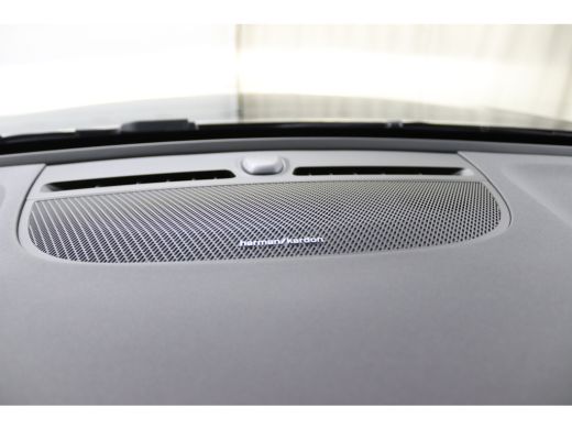 Volvo  XC40 2.0 B4 Plus Dark | Panoramadak | Trekhaak | 19 inch velgen | Elektrisch Verstelbare Stoelen | ActivLease financial lease