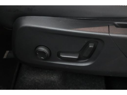 Volvo  XC40 2.0 B4 Plus Dark | Panoramadak | Trekhaak | 19 inch velgen | Elektrisch Verstelbare Stoelen | ActivLease financial lease