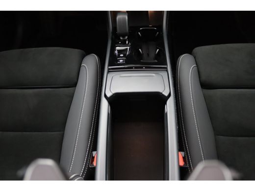 Volvo  XC40 2.0 B4 Plus Dark | Panoramadak | Trekhaak | 19 inch velgen | Elektrisch Verstelbare Stoelen | ActivLease financial lease