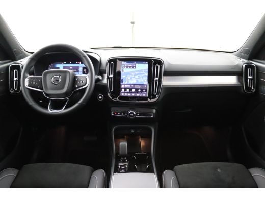 Volvo  XC40 2.0 B4 Plus Dark | Panoramadak | Trekhaak | 19 inch velgen | Elektrisch Verstelbare Stoelen | ActivLease financial lease