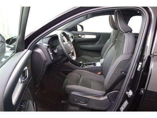 Volvo  XC40 2.0 B4 Plus Dark | Panoramadak | Trekhaak | 19 inch velgen | Elektrisch Verstelbare Stoelen | ActivLease financial lease