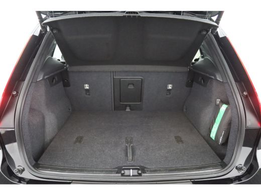 Volvo  XC40 2.0 B4 Plus Dark | Panoramadak | Trekhaak | 19 inch velgen | Elektrisch Verstelbare Stoelen | ActivLease financial lease