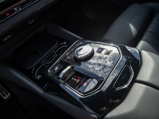 BMW i5 eDrive40 84 kWh M-SPORT Pro ** LED, PANO, TREKH, INNOV.- & TRAVEL PACK ** 1e EIG - Ex BMW-AG ** *... ActivLease financial lease