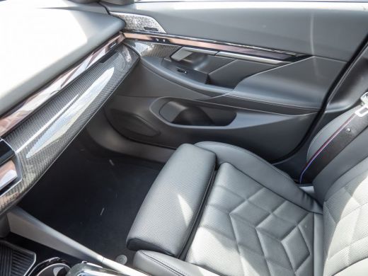 BMW i5 eDrive40 84 kWh M-SPORT Pro ** LED, PANO, TREKH, INNOV.- & TRAVEL PACK ** 1e EIG - Ex BMW-AG ** *... ActivLease financial lease