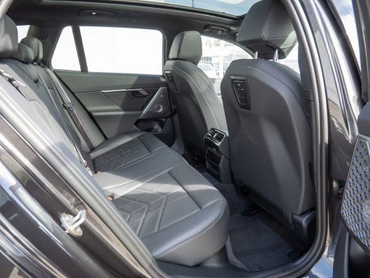 BMW i5 eDrive40 84 kWh M-SPORT Pro ** LED, PANO, TREKH, INNOV.- & TRAVEL PACK ** 1e EIG - Ex BMW-AG ** *... ActivLease financial lease