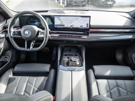 BMW i5 eDrive40 84 kWh M-SPORT Pro ** LED, PANO, TREKH, INNOV.- & TRAVEL PACK ** 1e EIG - Ex BMW-AG ** *... ActivLease financial lease