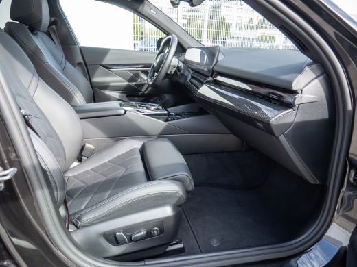 BMW i5 eDrive40 84 kWh M-SPORT Pro ** LED, PANO, TREKH, INNOV.- & TRAVEL PACK ** 1e EIG - Ex BMW-AG ** *... ActivLease financial lease