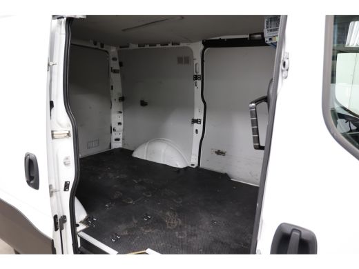 Iveco Daily 35S16V 2.3 L1H1 AUTOMAAT 160PK 3500KG TREKVERMOGEN ActivLease financial lease