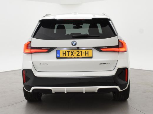 BMW iX1 eDrive20 67 kWh M-SPORT *46 KM NIEUW* + PANORAMA | PREMIUM | 19 INCH | M-REMMEN ActivLease financial lease