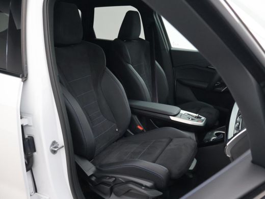 BMW iX1 eDrive20 67 kWh M-SPORT *46 KM NIEUW* + PANORAMA | PREMIUM | 19 INCH | M-REMMEN ActivLease financial lease