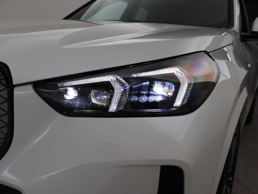BMW iX1 eDrive20 67 kWh M-SPORT *46 KM NIEUW* + PANORAMA | PREMIUM | 19 INCH | M-REMMEN ActivLease financial lease