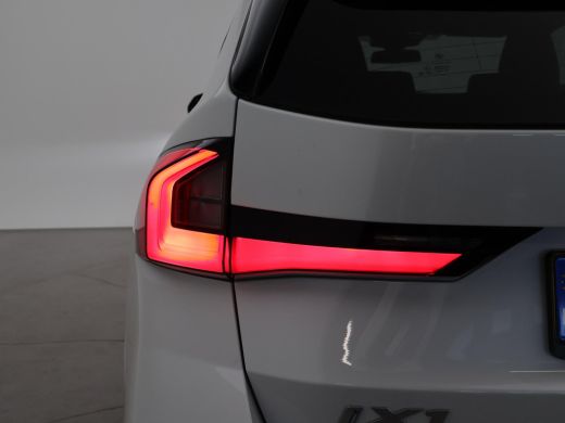 BMW iX1 eDrive20 67 kWh M-SPORT *46 KM NIEUW* + PANORAMA | PREMIUM | 19 INCH | M-REMMEN ActivLease financial lease