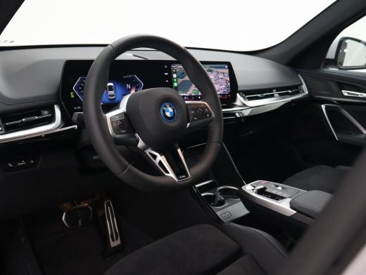 BMW iX1 eDrive20 67 kWh M-SPORT *46 KM NIEUW* + PANORAMA | PREMIUM | 19 INCH | M-REMMEN ActivLease financial lease