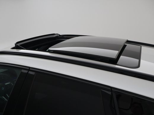 BMW iX1 eDrive20 67 kWh M-SPORT *46 KM NIEUW* + PANORAMA | PREMIUM | 19 INCH | M-REMMEN ActivLease financial lease