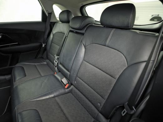 Kia Niro 1.6 GDi PHEV DynamicPlusLine Automaat (APPLE CARPLAY, GROOT NAVI, STUUR/STOELVERWARMING, CAMERA, ... ActivLease financial lease