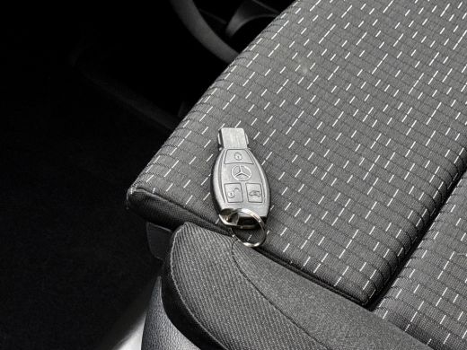 Mercedes-Benz eVito Lang 66 kWh DC 266km WLTP Dubbele cabine Led Schuifdeur L+R 5-zitplaatsen Navigatie Camera Snelladen ActivLease financial lease
