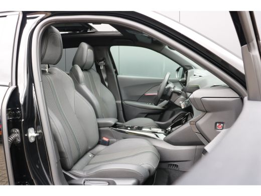 Peugeot e-2008 EV GT 50 kWh | Panorama schuif-/kanteldak | Voorstoelen verwarmd | Navi | Camera | Keyless entry/... ActivLease financial lease