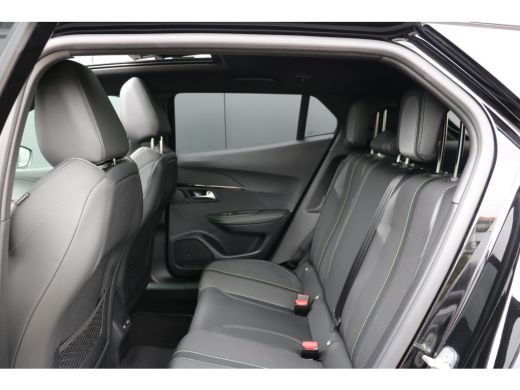 Peugeot e-2008 EV GT 50 kWh | Panorama schuif-/kanteldak | Voorstoelen verwarmd | Navi | Camera | Keyless entry/... ActivLease financial lease