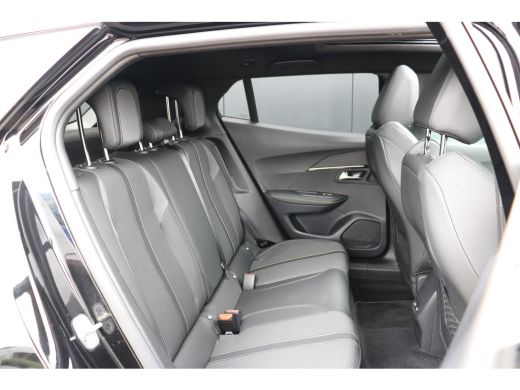 Peugeot e-2008 EV GT 50 kWh | Panorama schuif-/kanteldak | Voorstoelen verwarmd | Navi | Camera | Keyless entry/... ActivLease financial lease