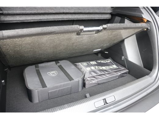 Peugeot e-2008 EV GT 50 kWh | Panorama schuif-/kanteldak | Voorstoelen verwarmd | Navi | Camera | Keyless entry/... ActivLease financial lease