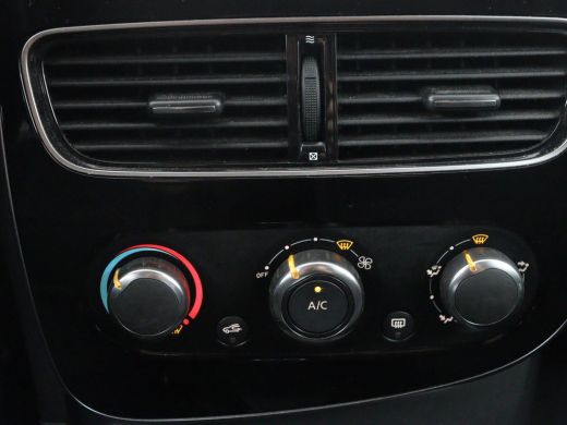 Renault Clio 0.9 TCe Limited | Cruise control | Park assist | Bluetooth | Navigatie | DAB | Getint glas | Full... ActivLease financial lease